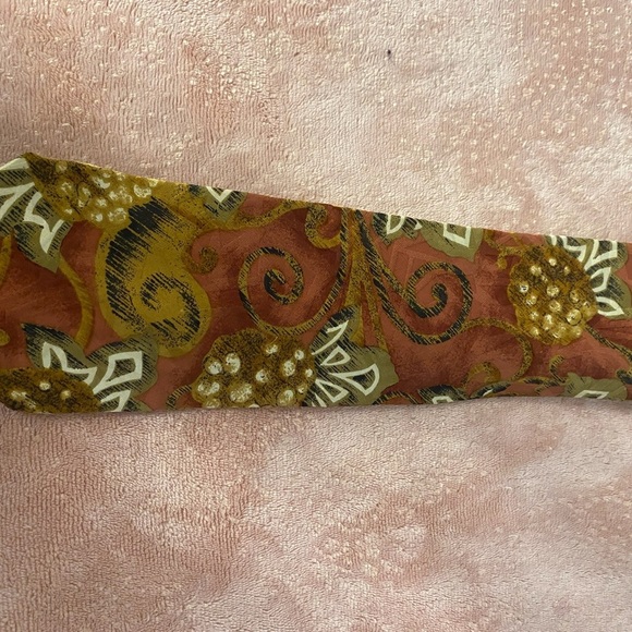 Elegant Men's Tie with Red and Gold Floral Pattern - Picture 3 of 8